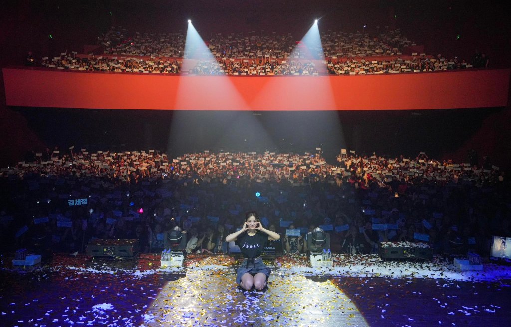 Kim Sejeong Moved To Tears Due To Gratitude During Her 1st Manila Sold-Out&nbsp;Concert