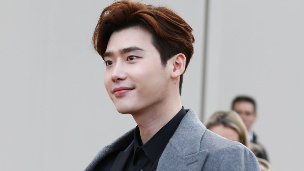 Lee Jong Suk Posted His First Photo Update After Completing His Mandatory Military Service
