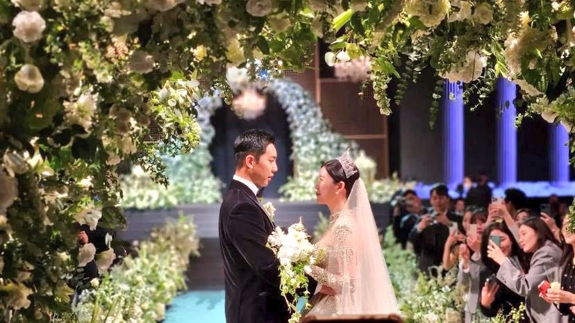 WATCH: Lee Seung Gi Seen Wiping Tears During Wedding With Teary-Eyed Bride, Lee Da In (+Wedding&nbsp;Kiss)