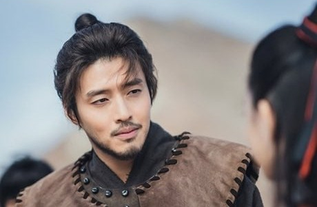 LOOK: Kang Ha Neul’s Still Cuts For “River Where The Moon Rises”
