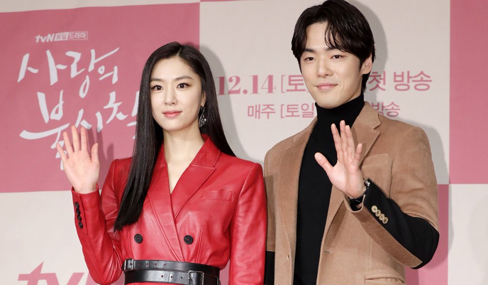 TIMELINE: “Crash Landing On You” Stars Kim Jung Hyun And Seo Ji Hye’s Dating Rumors And&nbsp;Denials